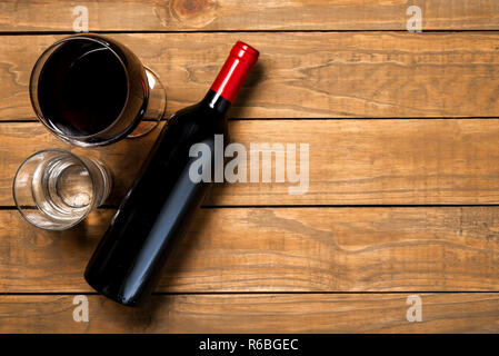 Flasche Wein und Gläser auf Holz- Hintergrund. Ansicht von oben mit der Kopie. Stockfoto