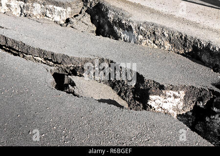 Risse im Asphalt Stück Hintergrund - Konzept Bild Stockfoto