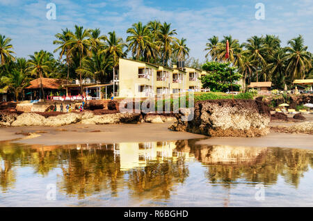 Pensionen und liegen an der Küste des Arabischen Meeres inmitten von Felsen und Sandstein in Ashvem, Goa, Indien Stockfoto