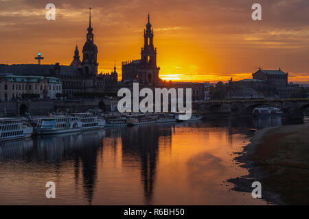 Dresden im Sonnenuntergang, Blick über die Elbe zur historischen Altstadt mit Oper und Schloss sowie Schlosskirche Stockfoto