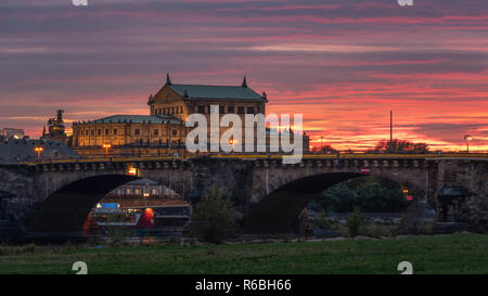 Dresden, Semperoper im Sonnenuntergang Stockfoto