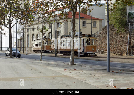 Alte Porto gelben Straßenbahn aus dem Douro Mündung Grenze weg. Stockfoto