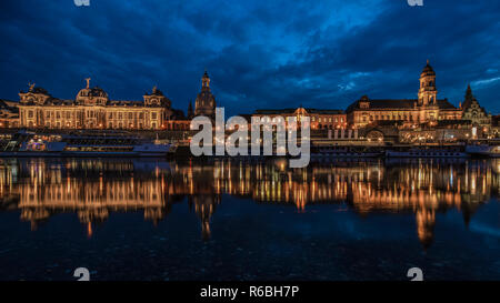 Dresden, Blick über die Elbe auf die Altstadt mit Albertinum, die Frauenkirche und die Brühlsche Stockfoto