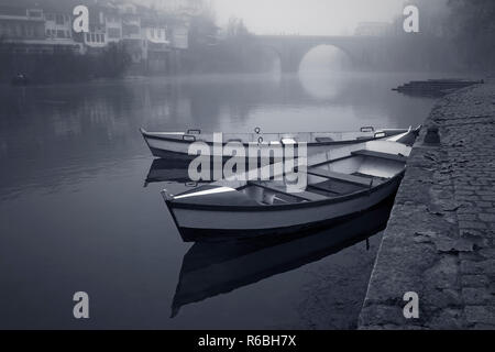 Boote aus Holz im Morgennebel, Stadt Amarante, Portugal. Stockfoto