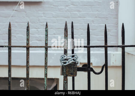 Verkettete Vorhängeschloss auf das Tor von einem Haus in der Notting Hill, London, UK Stockfoto