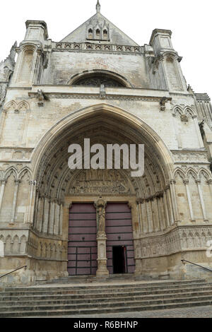 13. Jahrhundert doppelte Türen, Eingang zur Kathedrale von St Omer, Enklave Notre Dame, Saint Omer, Pas-de-Calais, Ile de France, Frankreich Stockfoto