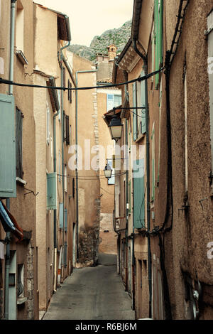 Typische alte Straße in Sisteron. Provence, Frankreich Stockfoto