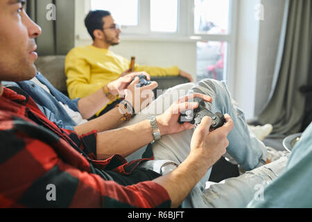 Männer spielen mit Joystick Stockfoto