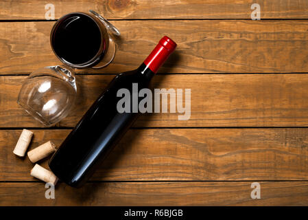 Flasche Wein Gläser und Korken auf Holz- Hintergrund. Ansicht von oben mit der Kopie. Stockfoto