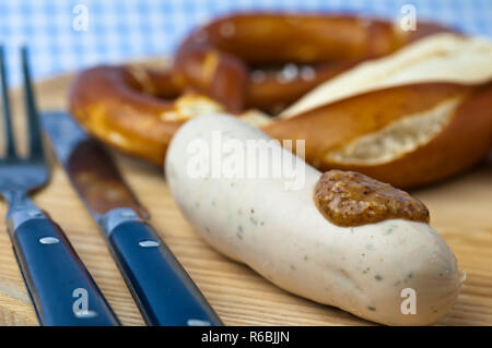 Weißwurst mit Brezel und süßem Senf Stockfoto