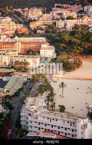 Santa Ponsa, Mallorca, Spanien - 24. Juli 2013: Blick auf die Straßen Ferienort Santa Ponsa im Sommer Stockfoto