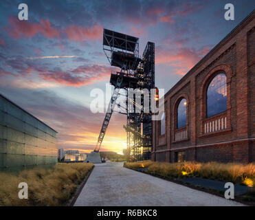 KATOWICE, Polen - 26. Juli 2017: Das Schlesische Museum in Kattowitz am 26. Juli 2017 alten industriellen Teil von Katowice. Polen. Europa, während des Sonnenuntergangs. Stockfoto