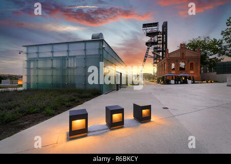 KATOWICE, Polen - 26. JULI 2017: dem Schlesischen Museum in Kattowitz am 26. Juli 2017 alten industriellen Teil von Katowice. Polen. Europa, während Sun Stockfoto