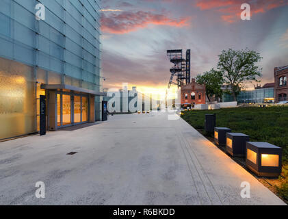 KATOWICE, Polen - 26. JULI 2017: dem Schlesischen Museum in Kattowitz am 26. Juli 2017 alten industriellen Teil von Katowice. Polen. Europa, im Sonnenuntergang Stockfoto