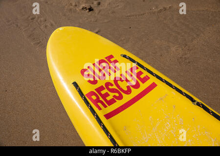 Rettungsschwimmer gelb Board auf dem nassen Sand Stockfoto