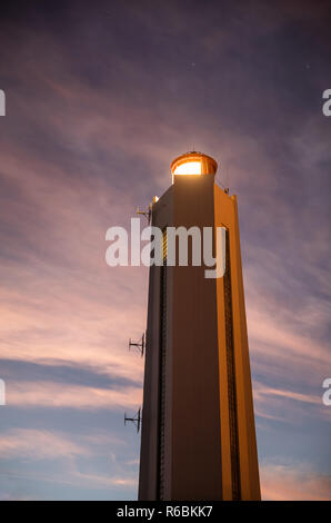 Leuchtturm von Armandeche am frühen Abend (Les Sables d'Olonne, Frankreich) Stockfoto