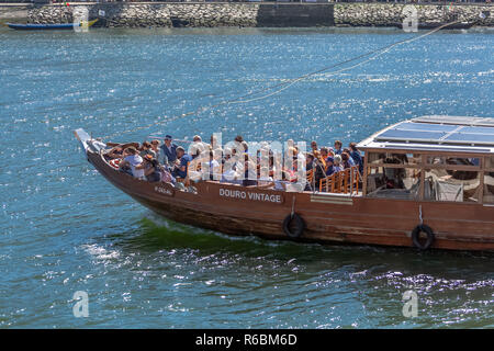 Porto/Portugal - 10/02/2018: Blick auf den Fluss Douro, mit Freizeit Boot segeln, für touristische Touren... Stockfoto