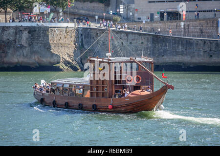 Porto/Portugal - 10/02/2018: Blick auf den Fluss Douro, mit Freizeit Boot segeln, für touristische Touren Stockfoto