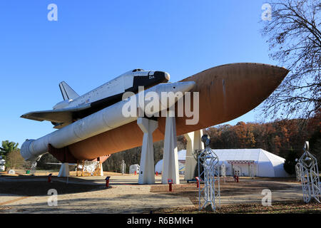 Space Shuttle Orbiter test Simulator Pathfinder sitzt auf der Hauptantriebsanlage Test Artikel externe Tank (Mpta-ET) an den US-Rakete und Space Center Stockfoto