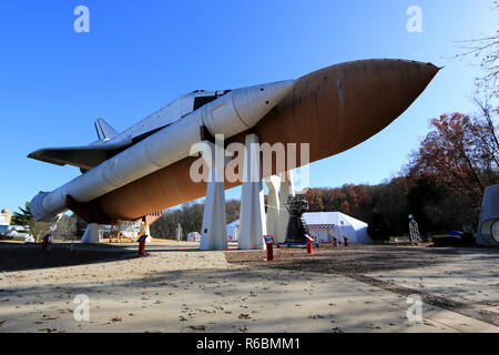 Space Shuttle Orbiter test Simulator Pathfinder sitzt auf der Hauptantriebsanlage Test Artikel externe Tank (Mpta-ET) an den US-Rakete und Space Center Stockfoto