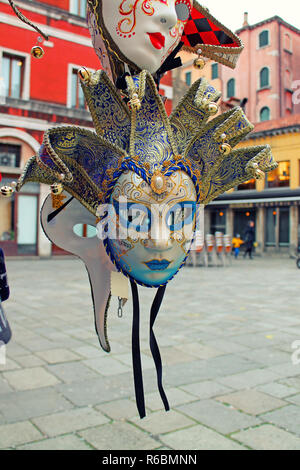 Masken für den Verkauf auf dem Platz von Venedig, Italien. Beliebte Mitbringsel aus Venedig. Stockfoto