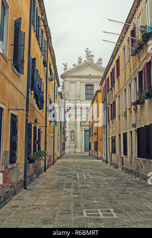 Blick auf die traditionelle Straße in Venedig. Italien. Venedig Stadtbild. Stockfoto