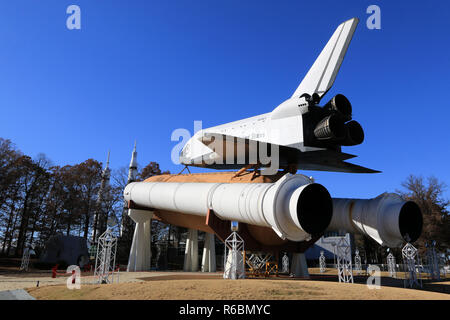 Space Shuttle Orbiter test Simulator Pathfinder sitzt auf der Hauptantriebsanlage Test Artikel externe Tank (Mpta-ET) an den US-Rakete und Space Center Stockfoto