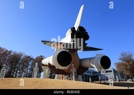 Space Shuttle Orbiter test Simulator Pathfinder sitzt auf der Hauptantriebsanlage Test Artikel externe Tank (Mpta-ET) an den US-Rakete und Space Center Stockfoto