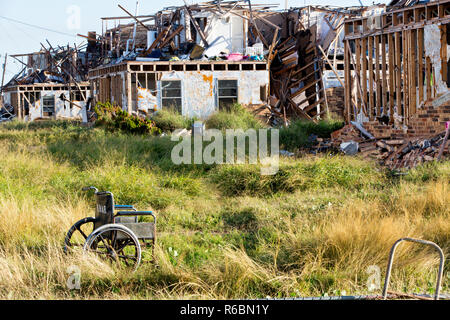 Der vom Hurrikan Harvey 2017 zerstörte Salt Grass Landing Apartment Complex (zweistöckige Einheiten) hat den Rollstuhl aufgegeben. Stockfoto