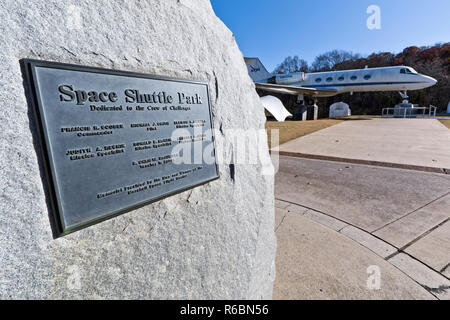 Challenger Gedenkstein an den US-Rakete und Space Center in Huntsville, AL, mit dem Shuttle auf Ausstellung im Hintergrund Stockfoto