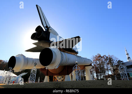 Space Shuttle Orbiter test Simulator Pathfinder sitzt auf der Hauptantriebsanlage Test Artikel externe Tank (Mpta-ET) an den US-Rakete und Space Center Stockfoto