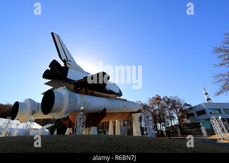 Space Shuttle Orbiter test Simulator Pathfinder sitzt auf der Hauptantriebsanlage Test Artikel externe Tank (Mpta-ET) an den US-Rakete und Space Center Stockfoto