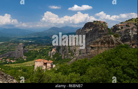 Großes Kloster Varlaam auf dem hohen Felsen in Meteora, Thessalien, Griechenland Stockfoto