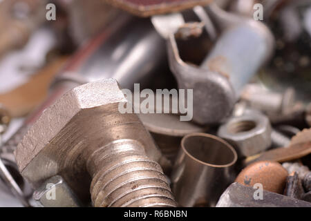 Alten verrosteten Schrauben, Muttern und Bolzen mit Vintage Style, in der Nähe Stockfoto
