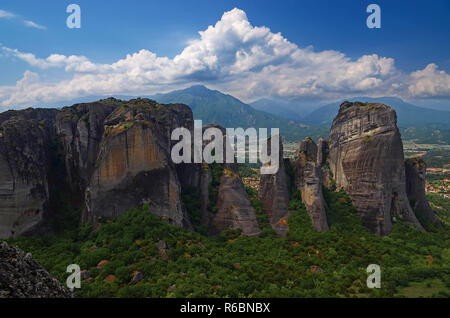 Großes Kloster Varlaam auf dem hohen Felsen in Meteora, Thessalien, Griechenland Stockfoto