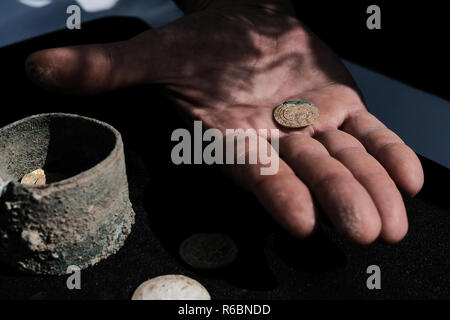 Caesarea, Israel. 3. Dezember, 2018. ROBERT KOOL, Kurator von Münzen, die für den Israel Antiquities Authority, zeigt ein Cache der seltenen Goldmünzen und ein 90 Stockfoto