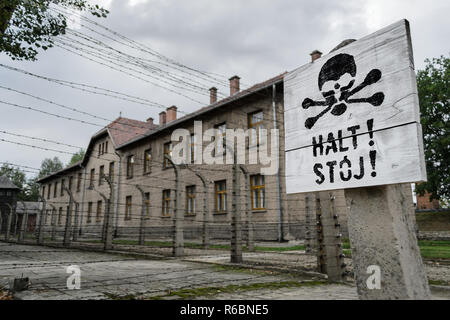 OSWIECIM, Polen - 20. SEPTEMBER: aufhalten, Stój (Stop) auf dem Board im KZ Auschwitz am 20. September 2015 in Oswiecim, Polen. Europa. Stockfoto
