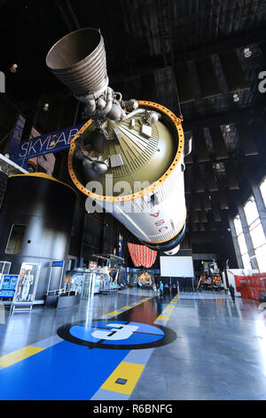 Die J-2-Rakete Motor an der Unterseite der dritten Stufe der Saturn V am Davidson Center, US-Raketen- und Space Center, Huntsville, AL montiert Stockfoto