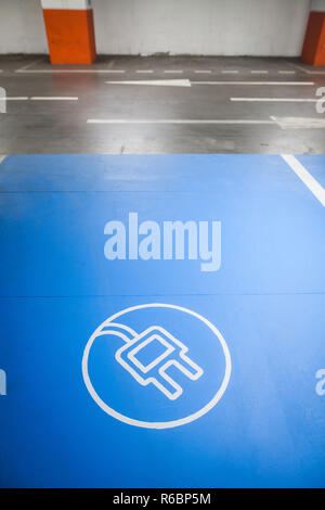 Elektroauto aufladen Ort Stockfoto