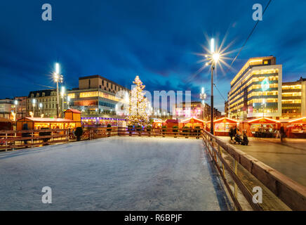 Traditionelle Straßenmarkt und Eislaufbahn in Marktplatz in Kattowitz, Polen zur Weihnachtszeit. Stockfoto