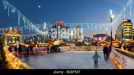 KATOWICE, Polen - Dezember 19, 2015: traditionelle Straßenmarkt und Eislaufbahn im Marktplatz von Katowice, Polen zu Weihnachten. Auf De Stockfoto