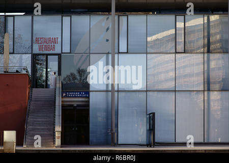 Aschaffenburg, 17. November 2018: Die moderne Glasfassade des Stadttheater Aschaffenburg mit dem Eintritt in eine Weinbar und eine resta Stockfoto