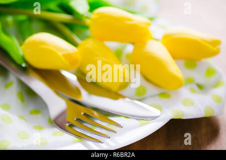 Frühling Tischdekoration für Ostern oder Muttertag Stockfoto