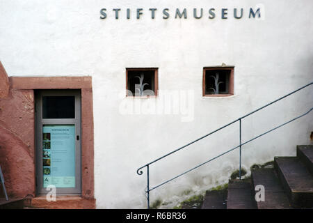 Aschaffenburg, 17. November 2018: Der Eingang zum Museum der Abtei in der Stiftskirche am 17. November 2018 in Aschaffenburg. Stockfoto