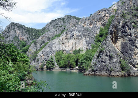 Matka See in Matka Canyon. Touristische Attraktion in der Nähe von Skopje, Mazedonien. Stockfoto