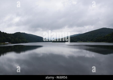 Myczkowskie See auf dem San River in der Nähe von Solina-Myczkowce dam. Bieszczady-gebirge, Polen. Stockfoto