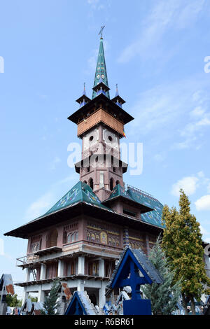 Orthodoxe Kirche in berühmten Frohe (Freude) Friedhof. Sapanta, Rumänien. Stockfoto