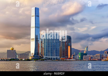 Blick auf den Union Square buildingsd bei Sonnenuntergang, Hong Kong. Union Square ist ein Gewerbe- und Wohnimmobilien in der West Kowloon Reclamation Stockfoto