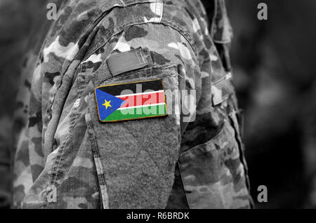 Flagge des Südsudan auf Soldaten arm. Der Süden des Sudan Flagge auf der Uniform. Armee, Soldaten, Afrika (Collage). Stockfoto