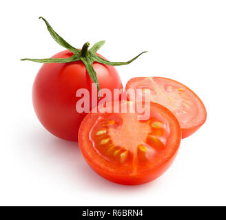 Tomaten. Ganze und halbe auf weißem Hintergrund Stockfoto